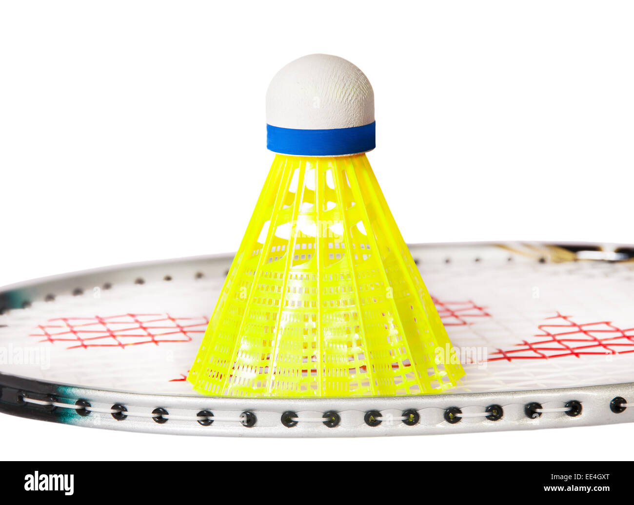Volano stand su badminton racchetta isolati su sfondo bianco Foto Stock