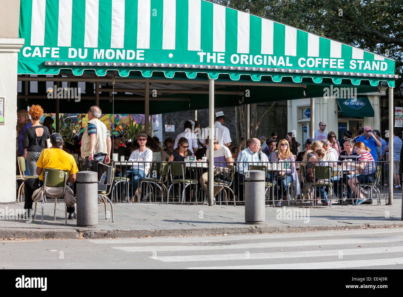 Quartiere Francese, New Orleans, in Louisiana. Il Cafe du Monde, famosa per i suoi caffè e beignets. Foto Stock