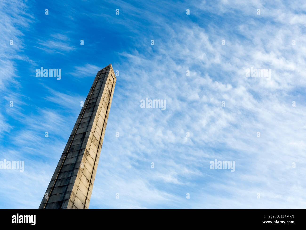 Una unione sovietica Monumento simbolo di amicizia tra la Bulgaria e URSS contro il colorato il cielo blu con nuvole. Foto Stock