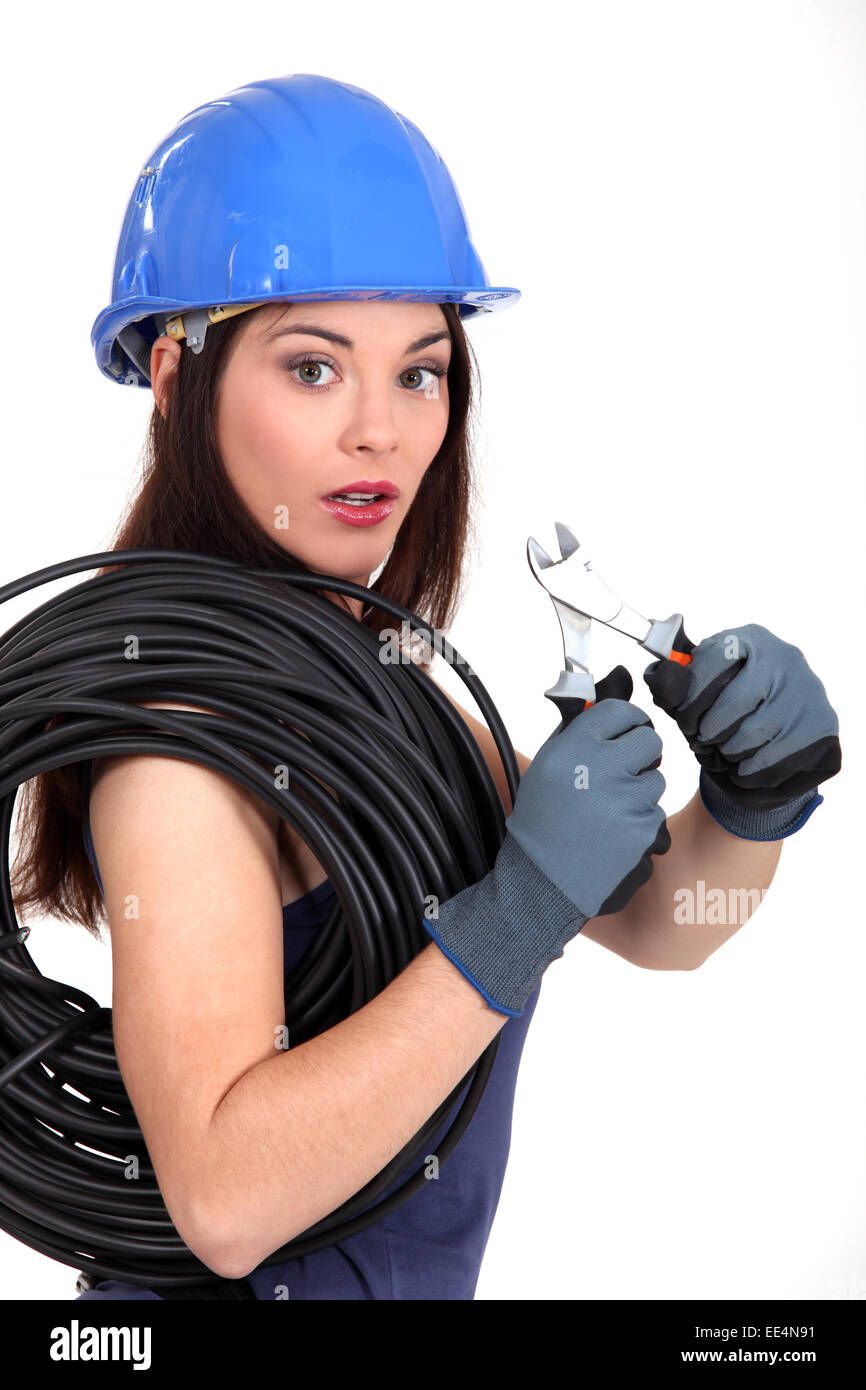 Donna con il filo elettrico e pinze Foto Stock