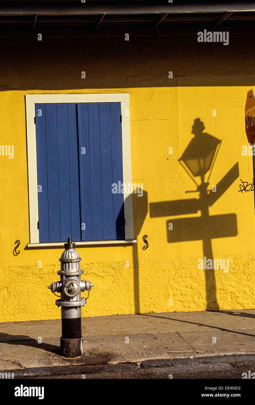 Quartiere Francese, New Orleans, in Louisiana. Idrante, Lampione, creolo finestra ritagliata e Shadow. Foto Stock