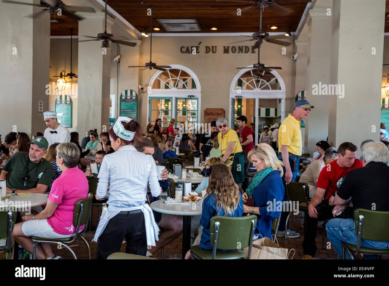 Quartiere Francese, New Orleans, in Louisiana. Il Cafe du Monde, famosa per i suoi caffè e beignets. Foto Stock