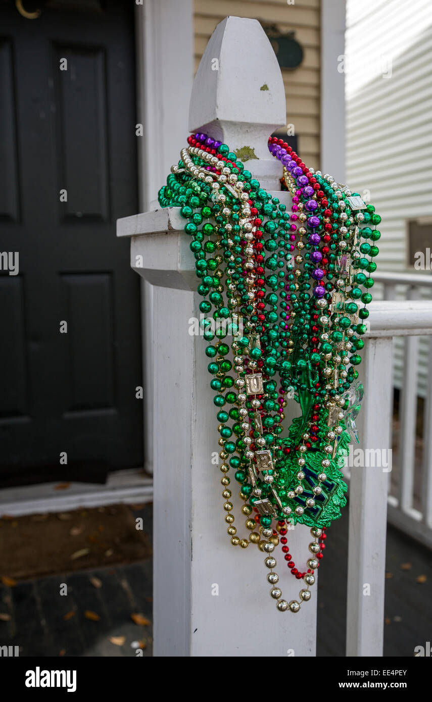 New Orleans, in Louisiana. Collane di perle di decorazione ringhiera  portico dopo Mardi Gras, Uptown District Foto stock - Alamy