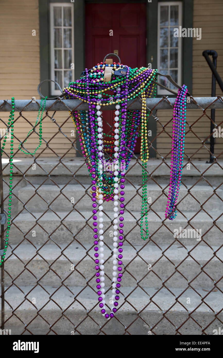 New Orleans, in Louisiana. Collane di perle sulla Catena-collegamento  recinto dopo Mardi Gras. Uptown District Foto stock - Alamy