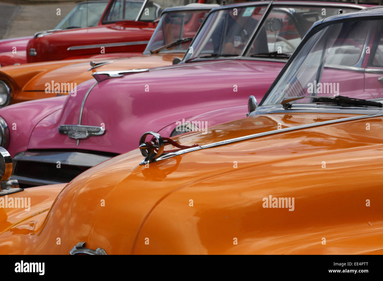 Vintage cabriolet classiche auto parcheggiate in Havana in Cuba Foto Stock
