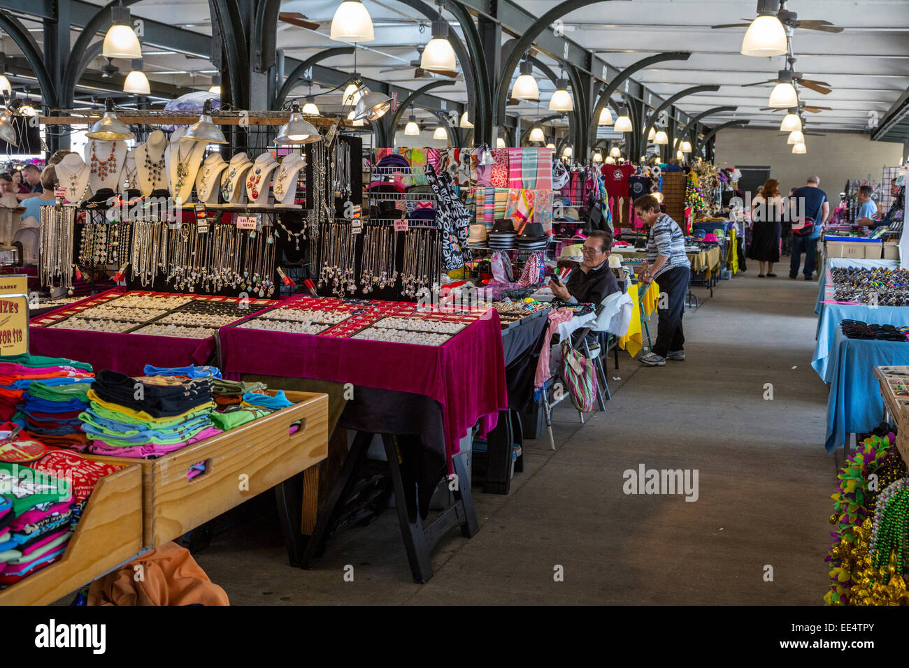 Quartiere Francese, New Orleans, in Louisiana. Regali e souvenir di gioielli e abbigliamento per la vendita nel mercato francese. Foto Stock