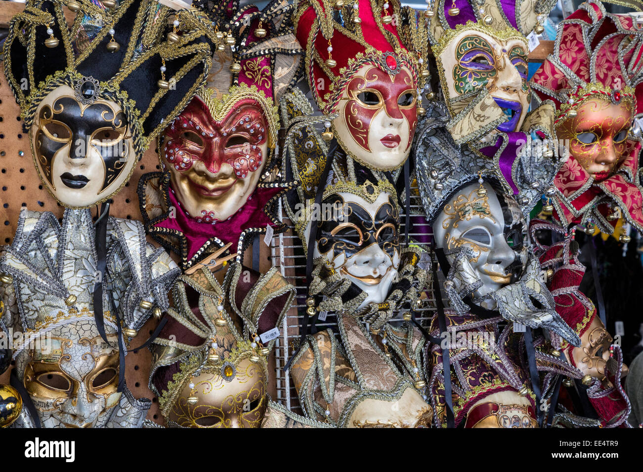 Quartiere Francese, New Orleans, in Louisiana. Mardi Gras di maschere per la vendita sul mercato francese. Foto Stock