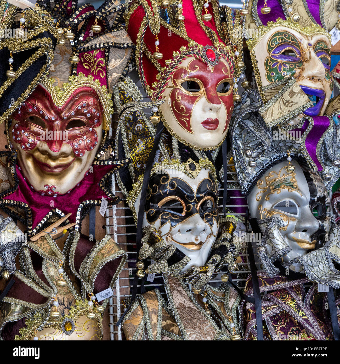 Quartiere Francese, New Orleans, in Louisiana. Mardi Gras di maschere per la vendita sul mercato francese. Foto Stock
