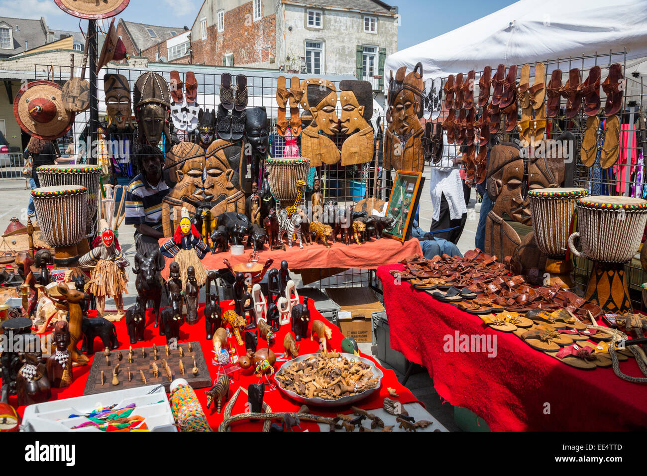 Quartiere Francese, New Orleans, in Louisiana. Africana di sculture in legno, sandali e tamburi per la vendita sul mercato francese. Foto Stock