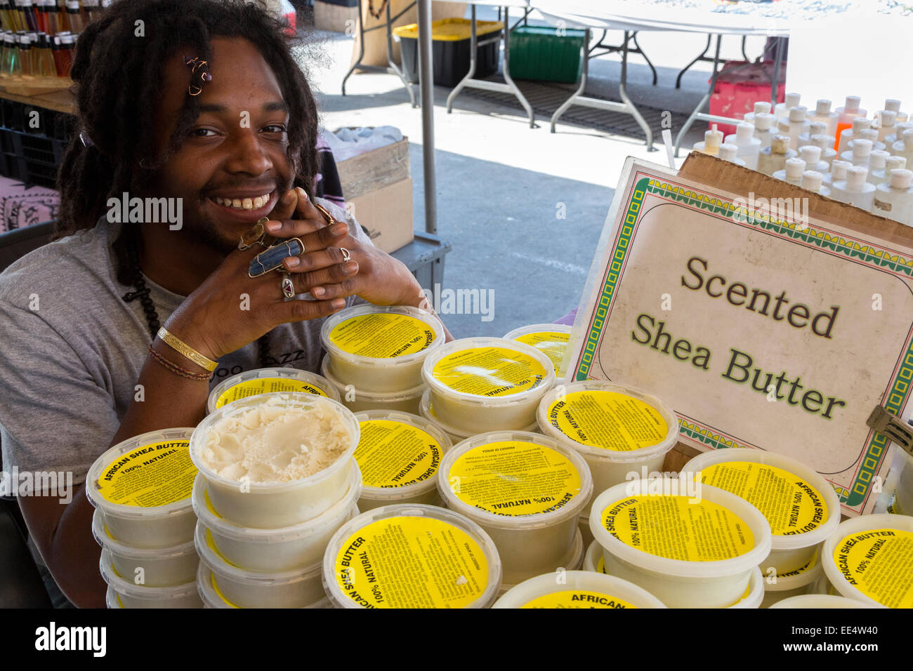 Quartiere Francese, New Orleans, in Louisiana. Afro-americano di venditore a vendere burro di karitè dal Ghana, sul mercato francese. Foto Stock