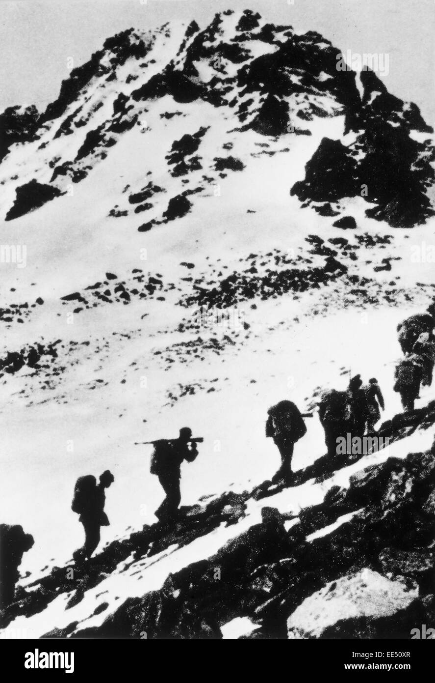 Rosso soldati dell esercito attraversando la montagna in Cina occidentale sulla lunga marzo, 1935 Foto Stock