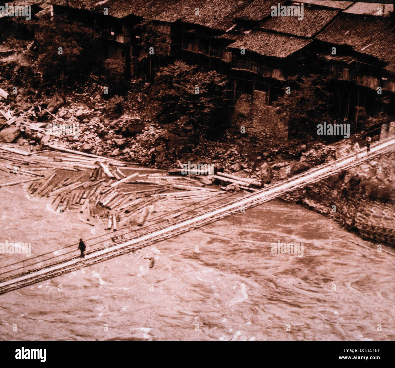 Luding passerella sul fiume Dadu, nella provincia di Sichuan, in Cina, circa 1935 Foto Stock