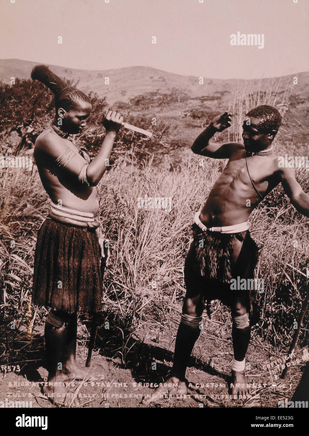 Zulu Maiden tentando di Stab Sposo, un atto che simboleggia il suo ultimo atto di libertà, Africa, circa 1890 Foto Stock