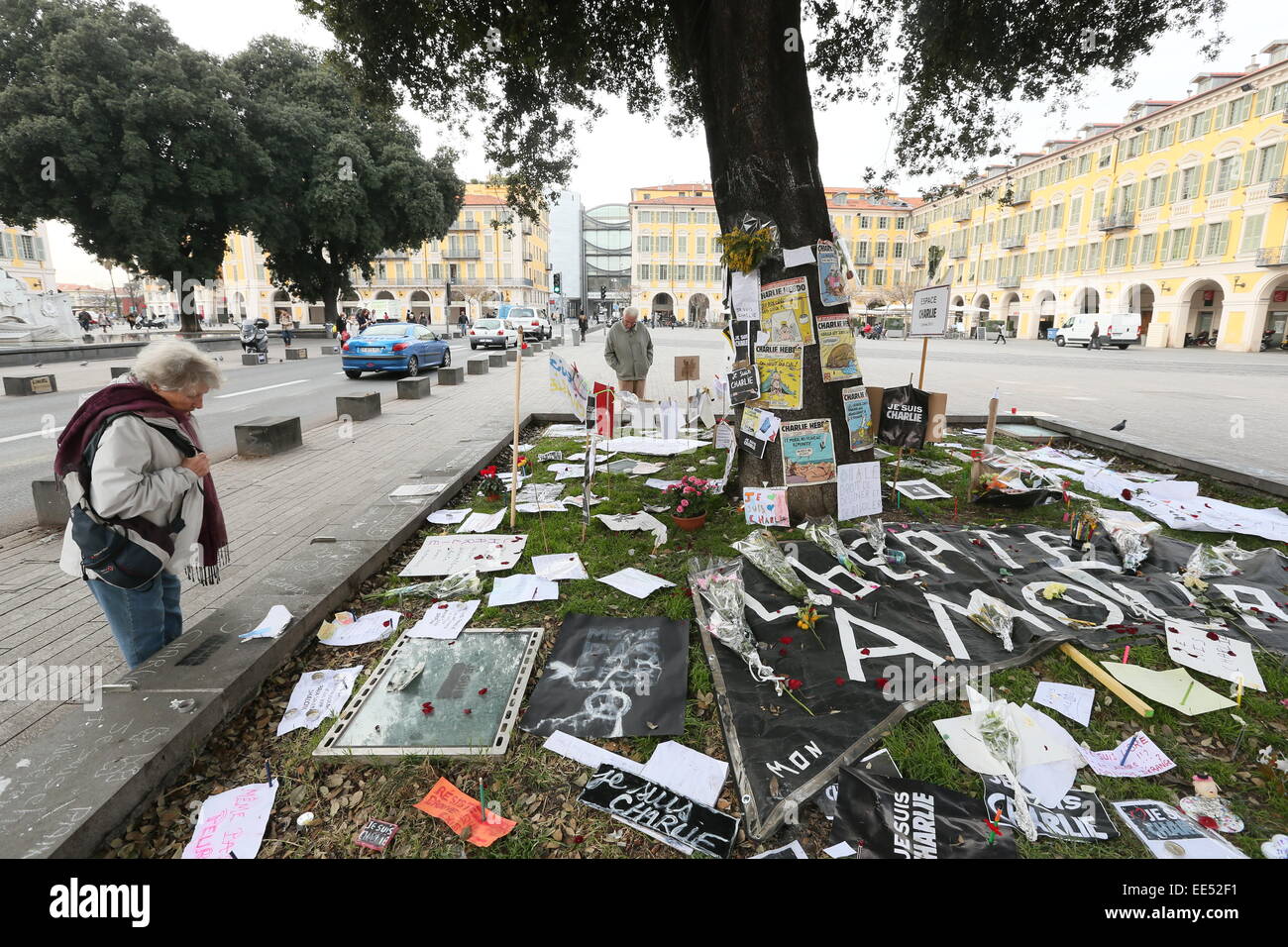 Immagine di un santuario di fortuna istituito nel luogo Garibalid a Nizza in omaggio alle vittime del Charlie Hebdo giornale sh Foto Stock