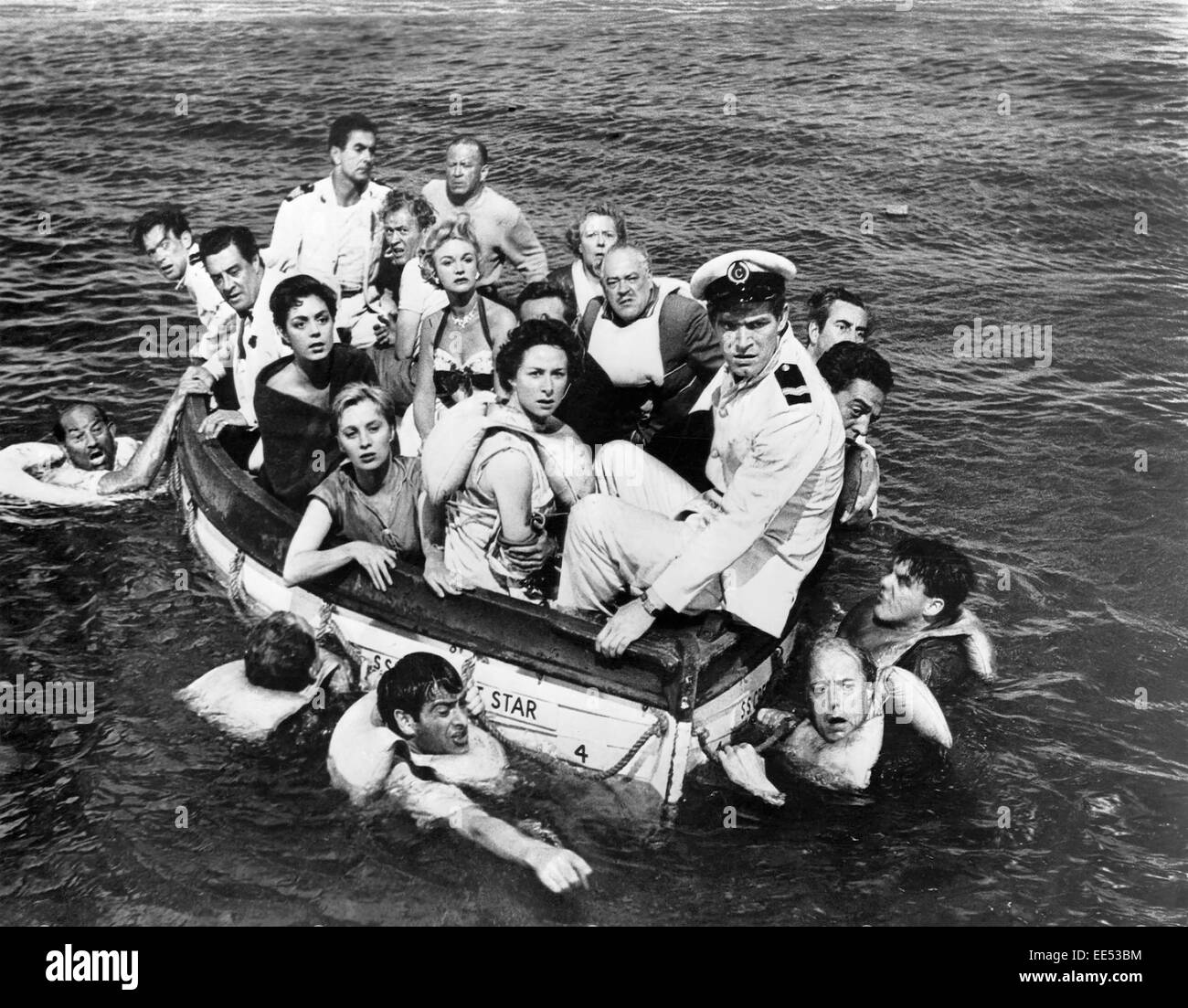 David Langton, Tyrone Power, Gordon Jackson, Mai Zetterling, Moira Lister, Stephen Boyd, sul set del film, abbandonare la nave!' (aka sette forme d'onda lontano), 1957 Foto Stock