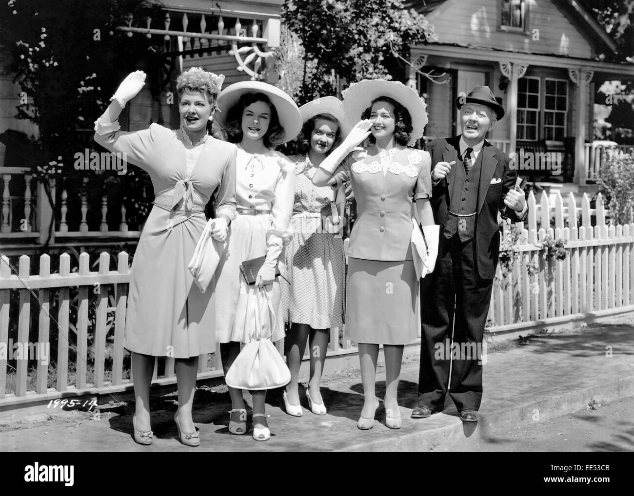 Betty Hutton, Diana Lynn, Mimi Chandler, Dorothy Lamour, Raymond Walburn, sul set del film "e gli angeli cantano", 1944 Foto Stock