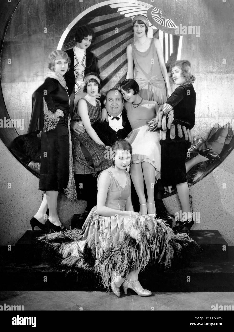 Mack Swain, circondato da Chorus ragazze, sul set del film muto, 'Becky', 1927 Foto Stock