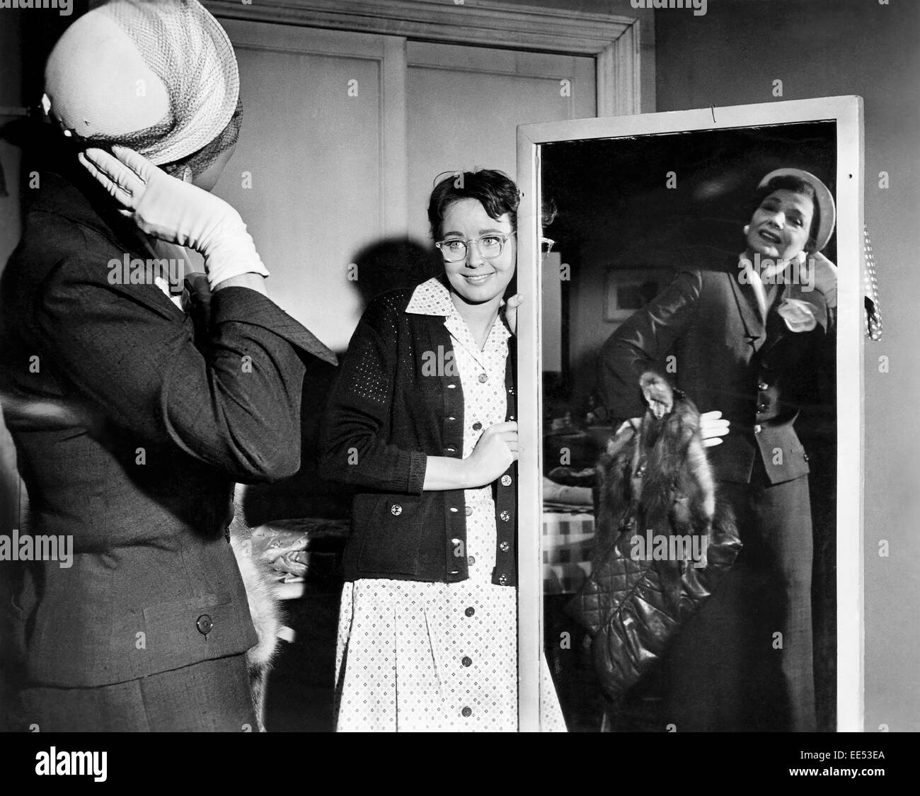 Barbara Jo Allen e Carol Morris, sul set del film, "Nato per essere amati", 1959 Foto Stock