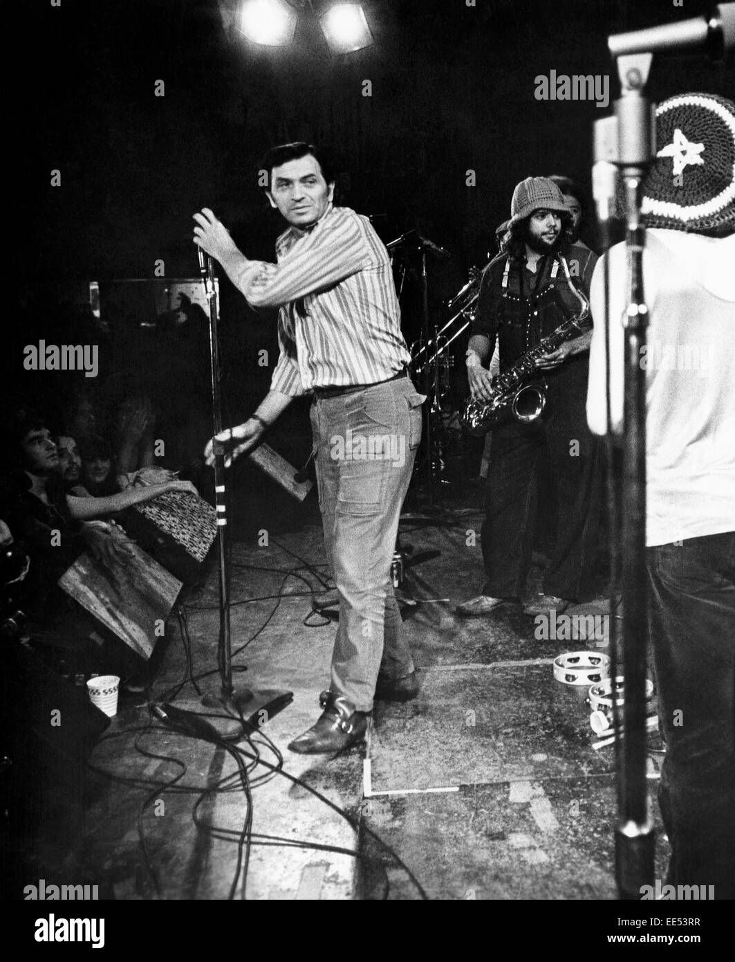 Bill Graham impostazione microfono, sul set del film documentario, "Fillmore', 1972 Foto Stock