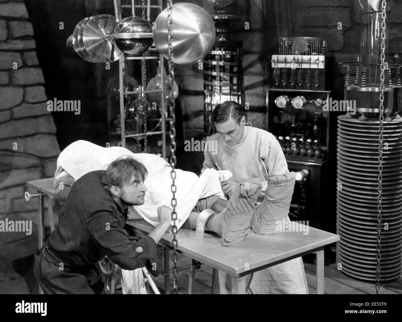 Dwight Frye, Colin Clive, sul set del film "Frankenstein", 1931 Foto Stock