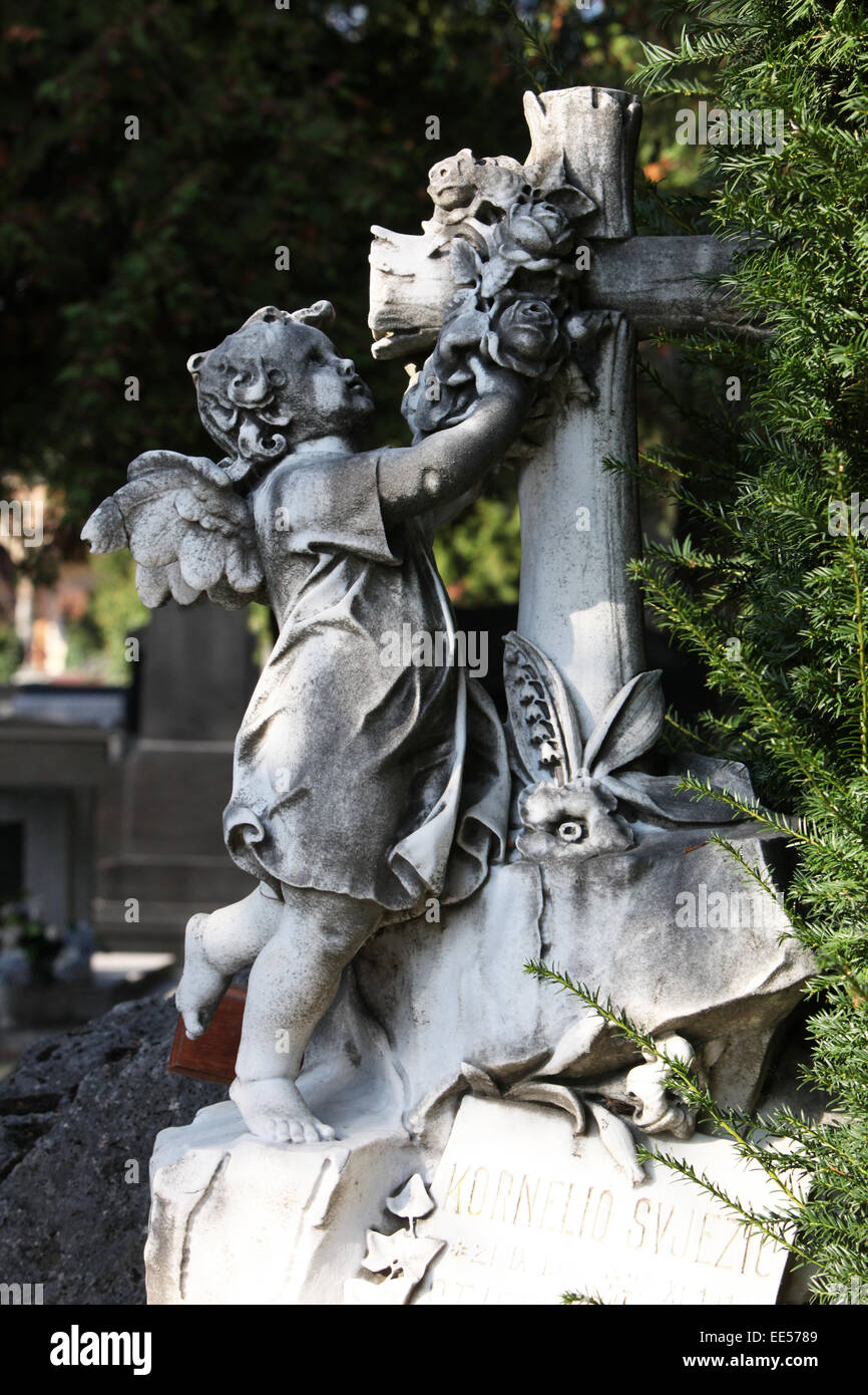 Angelo presso il cimitero di Mirogoj, Zagabria, Croazia Foto Stock
