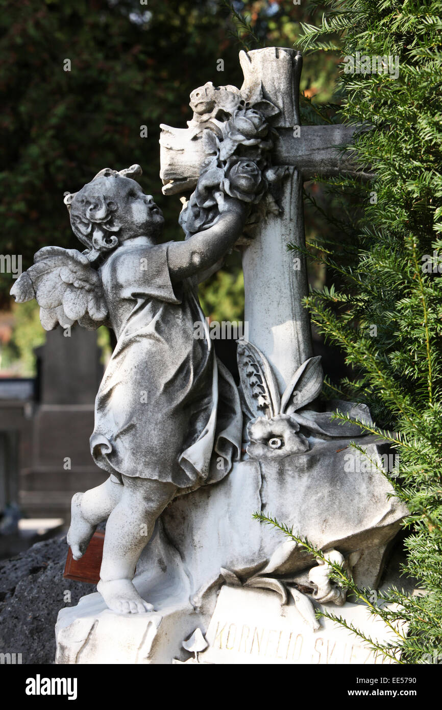 Angelo presso il cimitero di Mirogoj, Zagabria, Croazia Foto Stock