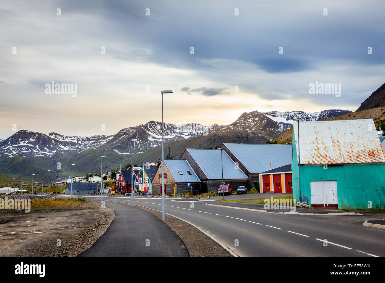Piccola cittadina di pescatori di Siglufjörður Affitto sulla costa settentrionale di Islanda Foto Stock