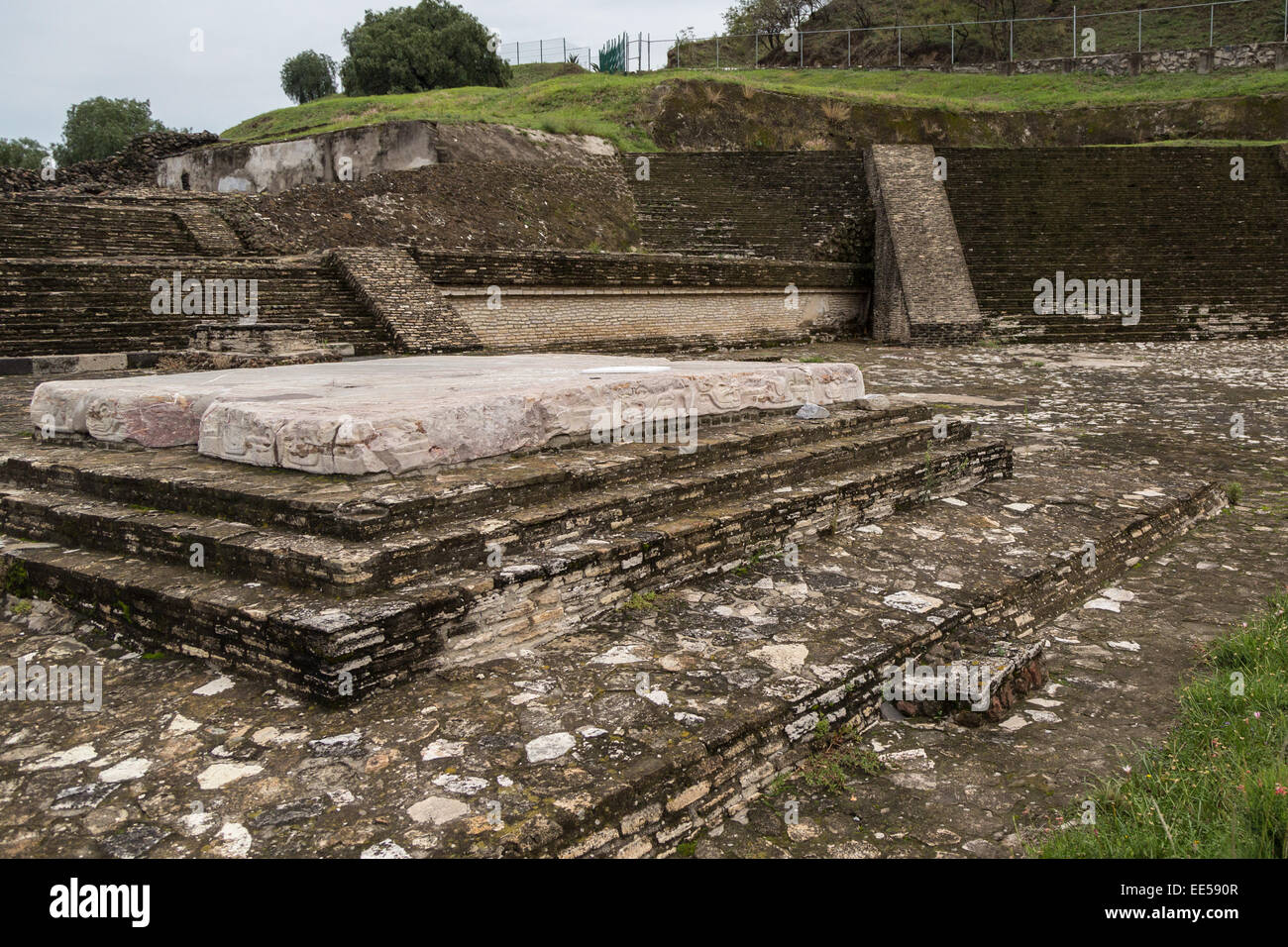 Terrazza scavata & alter alla grande Piramide di Cholula o Tlachihualtepetl, un prehispanic sito archeologico in Puebla Messico Foto Stock