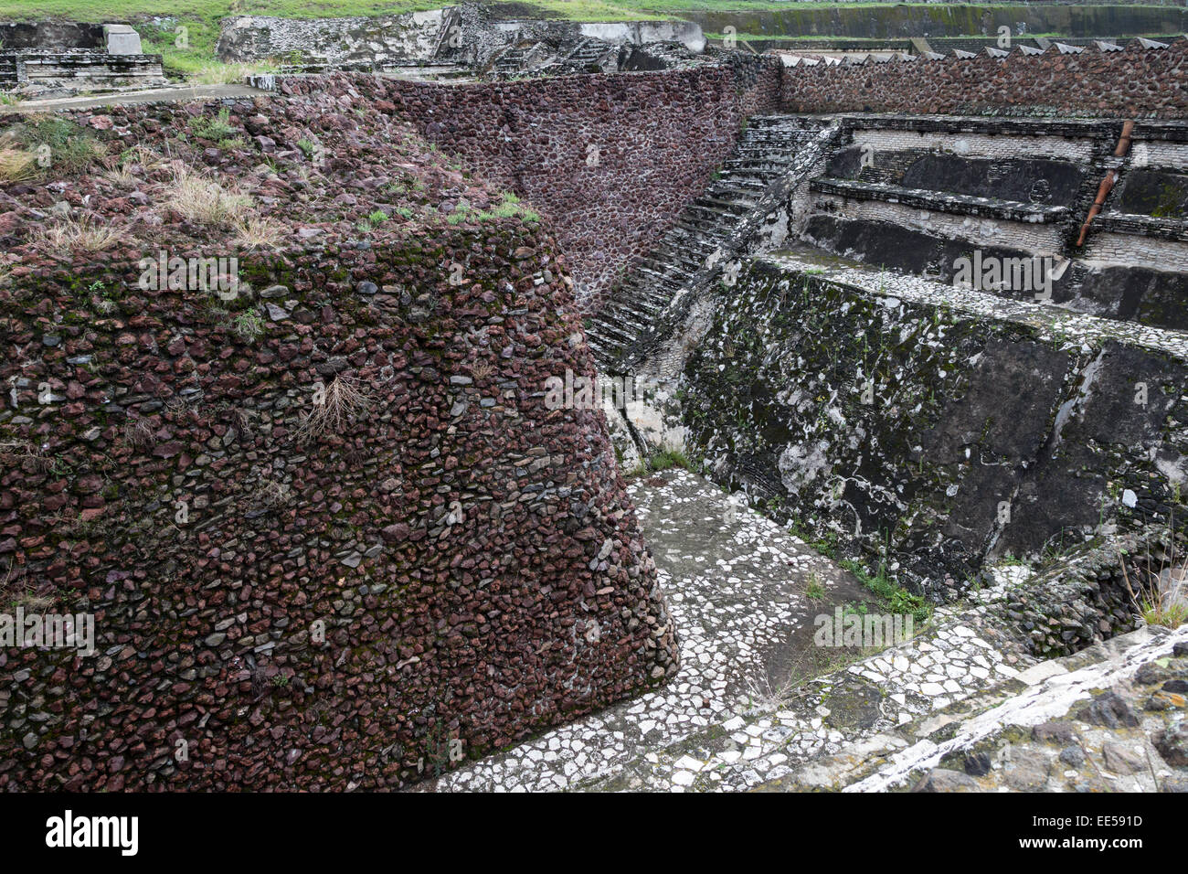 Terrazze scavate presso la Grande Piramide di Cholula o Tlachihualtepetl , un prehispanic sito archeologico in Puebla, Messico Foto Stock