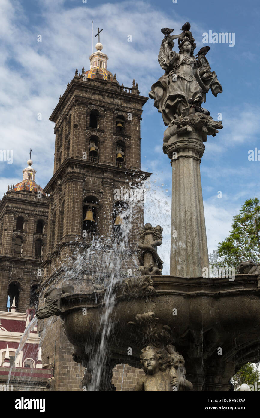 Una fontana nella piazza centrale con la Cattedrale di Puebla, Messico in background. Foto Stock