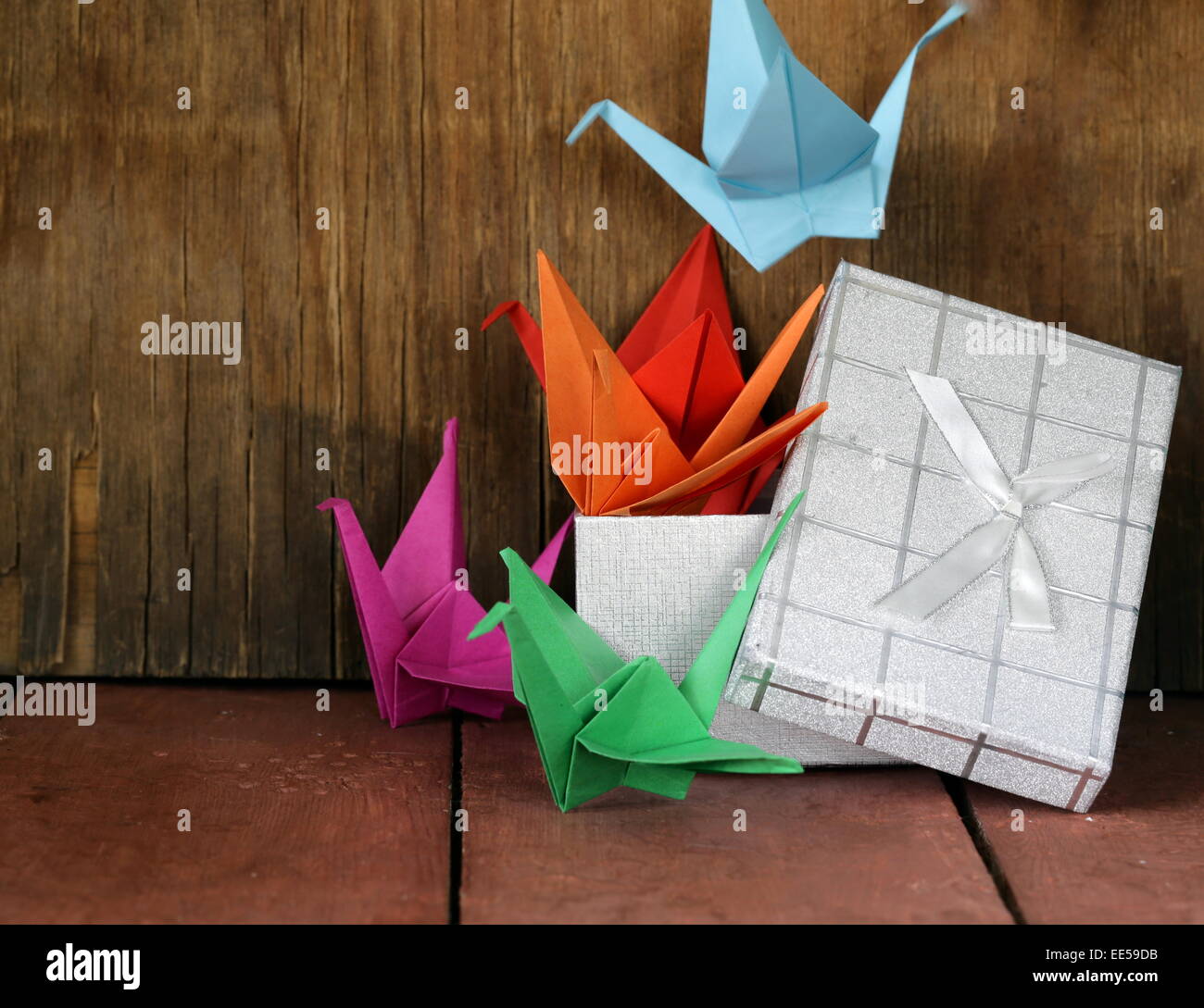 Carta colorati uccelli origami gru simbolo giapponese Foto Stock