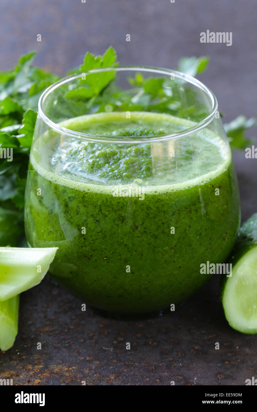 Fresco verde succo di sedano, cetrioli e prezzemolo Foto Stock