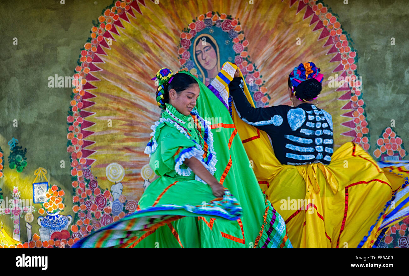 Ballerini messicani tradizionali, scheletri danzanti, dia de los Muertos, Day of the Dead, città vecchia, San Diego, California USA Foto Stock