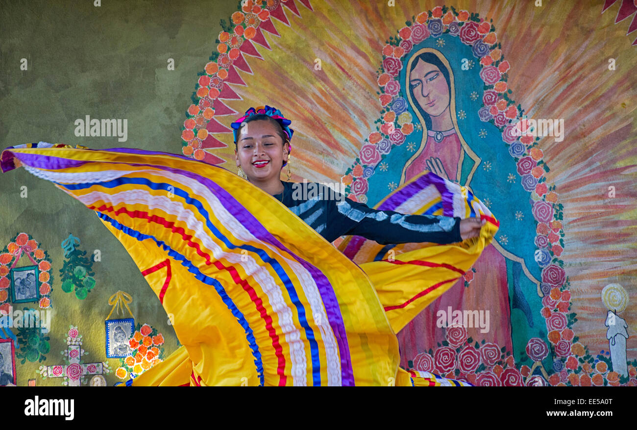 Ballerino messicano tradizionale, scheletro danzante, dia de los Muertos, Day of the Dead, città vecchia, San Diego, California USA Foto Stock
