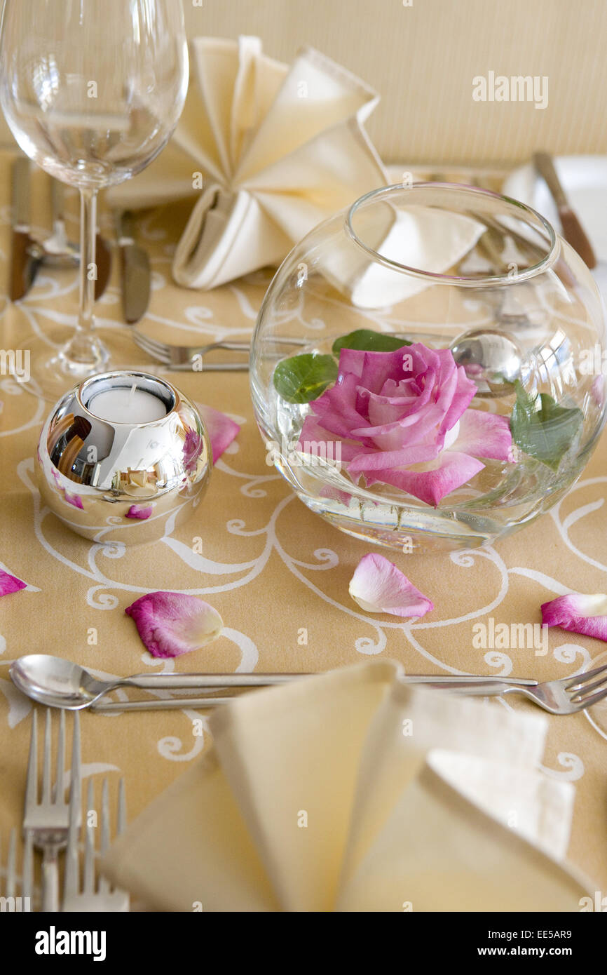 Tisch, gedeckt, festlich, dettaglio Tischdeko, Tischdekoration, Rosa, Rosenblaetter, Glaeser, Weinglas, Wasserglas, ristorante, se Foto Stock