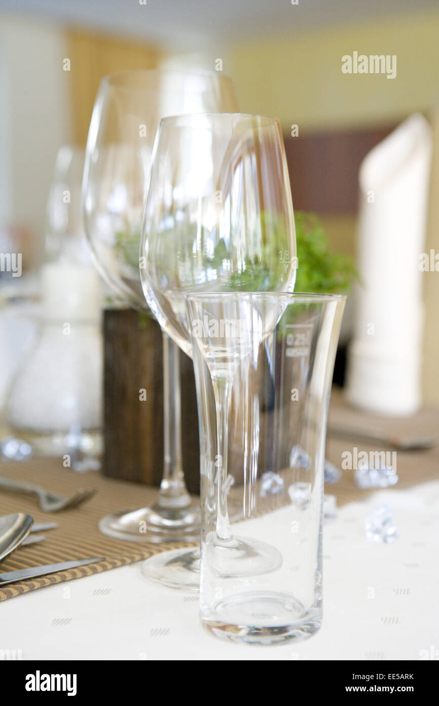 Tisch, gedeckt, festlich, dettaglio Tischdeko, Tischdekoration, Glaeser, Weinglas, Wasserglas, ristorante, salvietta, Besteck, mes Foto Stock