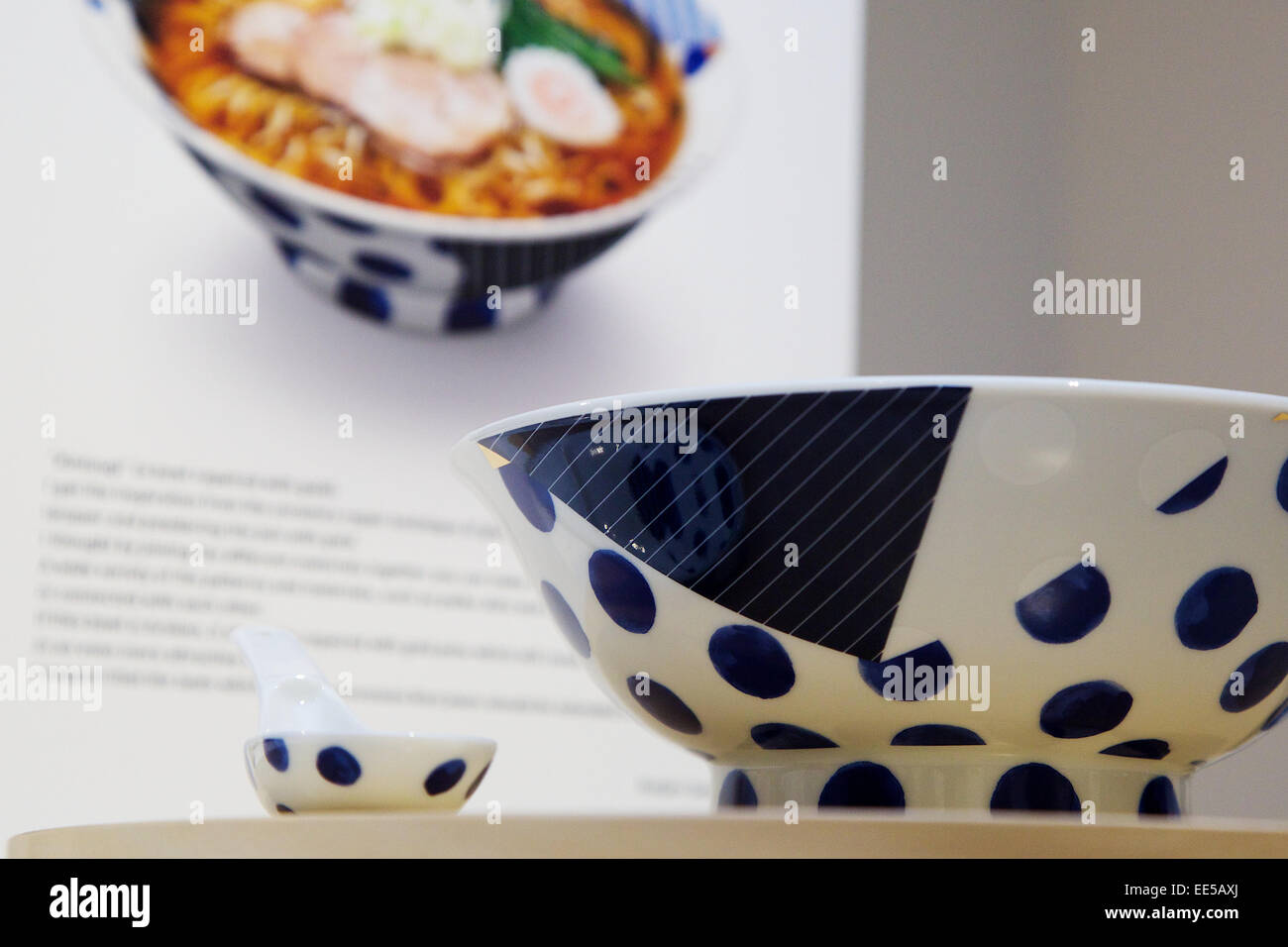 Gennaio 14, 2015, Tokyo, Giappone : un noodle bowl design sul display a 'Mino Ramen ciotola Exhibition" a Tokyo in Giappone. Circa 25 ceramica a base di noodle bocce (Ramen Donburi) progettato da creatori da Mino Ceramica Gruppo di studio, vengono visualizzati come parte della presentazione visiva di Ramen il cibo come una parte importante della dieta giapponese o Washoku. Washoku è stato progettato da UNESCO come patrimonio culturale immateriale il 4 dicembre 2013. Questa mostra è stata disposta dal sig. Taku Satoh e Sig.ra Mari Hashimoto, di quanti credono nell importanza della tagliatella bocce come una parte del piatto. Ramen è ora getting internationa Foto Stock