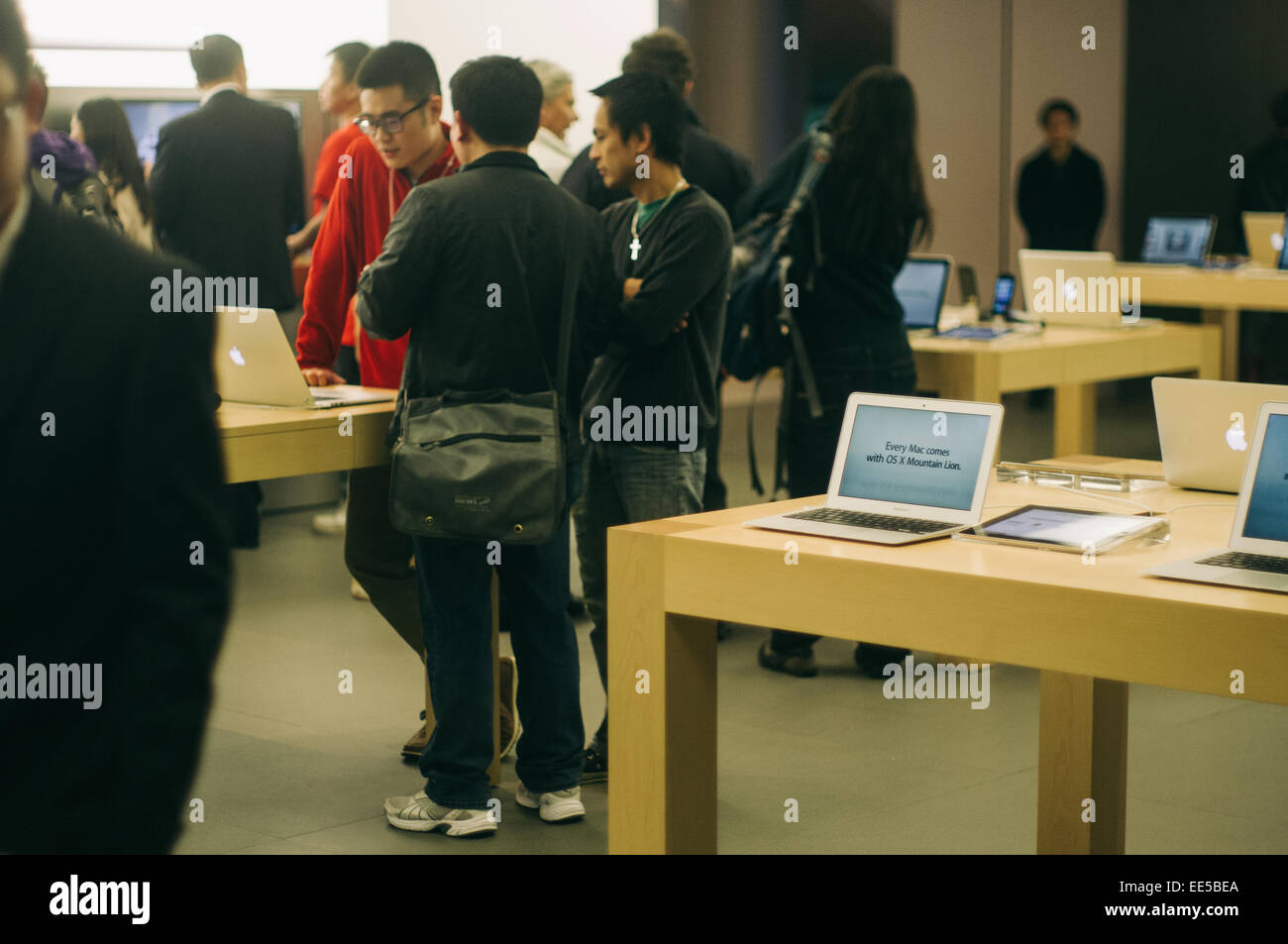 Le persone sono il provare apple tablet ipad, mini e di ogni tipo di gadget Apple nel negozio Apple Store a Hong Kong IFC. Foto Stock