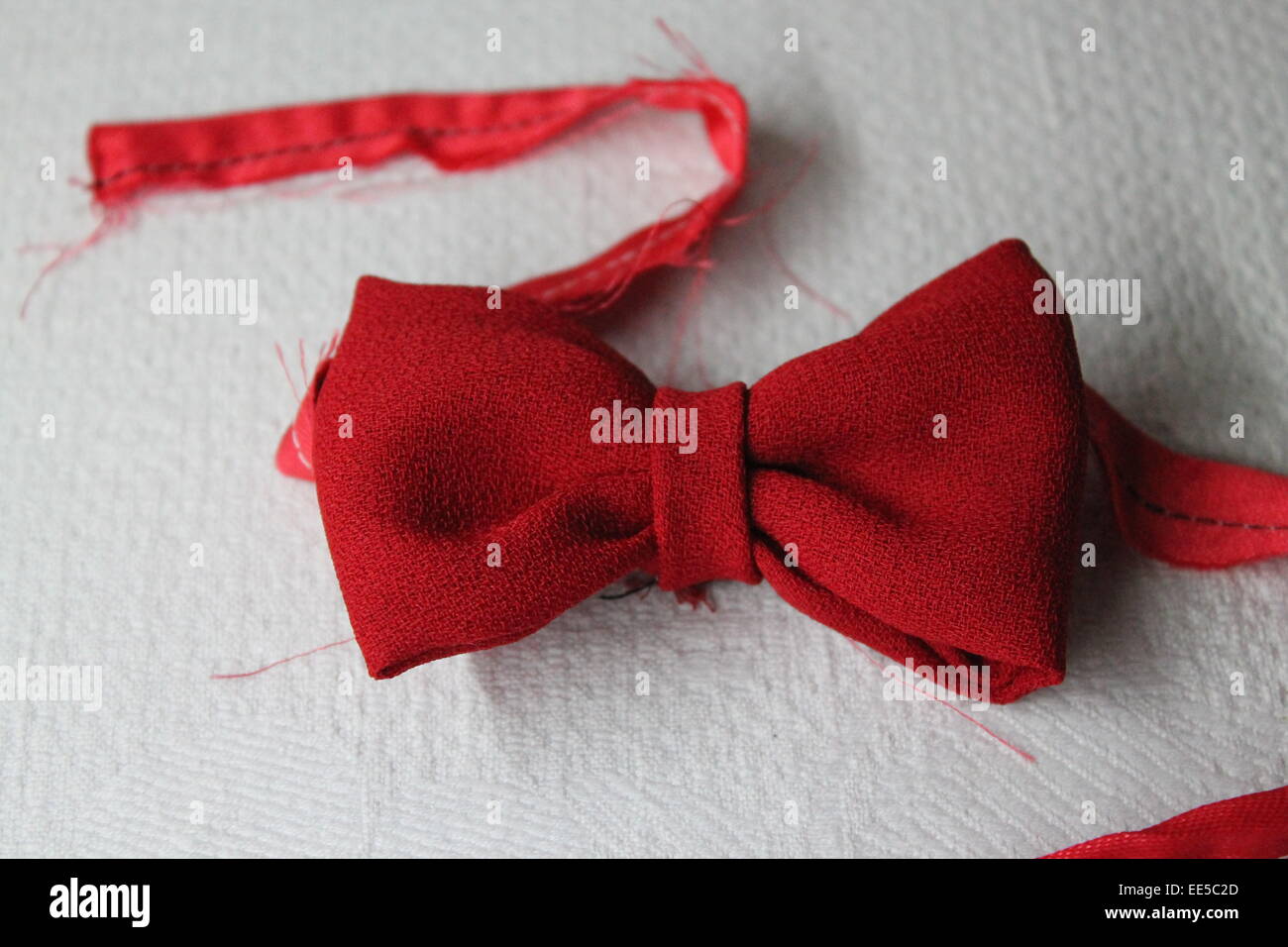 Bel colore rosso brillante bow tie su nastro di raso decorazione per la celebrazione Foto Stock