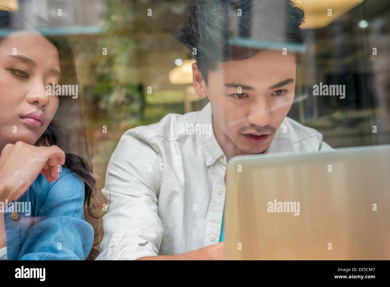 I Creative utilizzando laptop nel luogo di lavoro Foto Stock