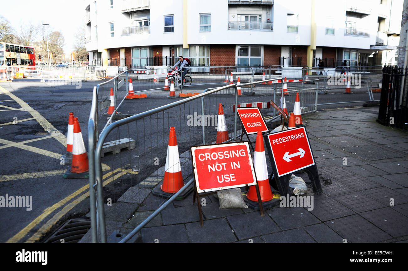 Brighton Regno Unito - Lavori in corso presso il fondo di Edward Street e il bivio con la Grand Parade è causa di congestione massiccia per i conducenti nel centro della città Foto Stock