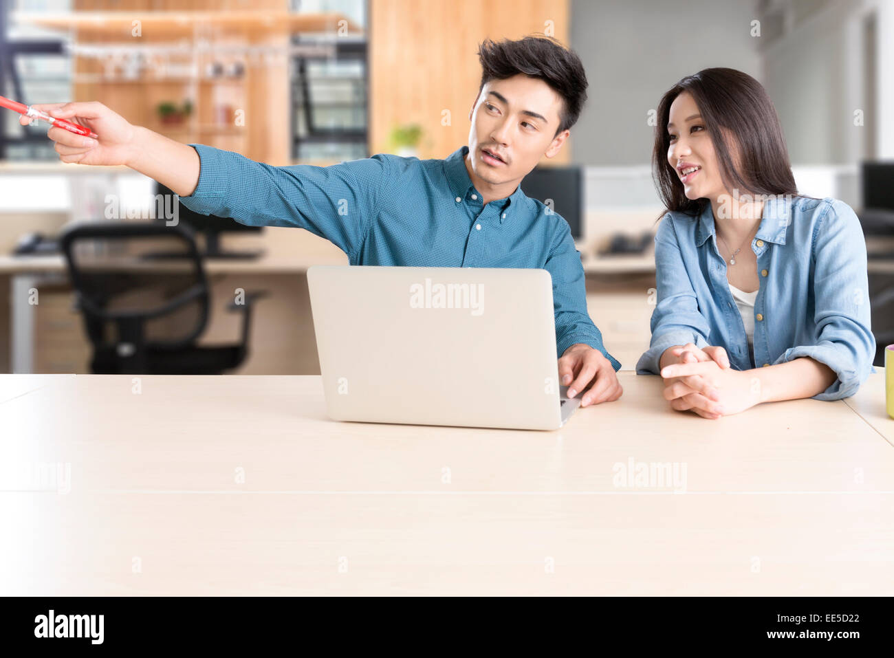 I lavoratori creativi utilizzando laptop in spazio office Foto Stock