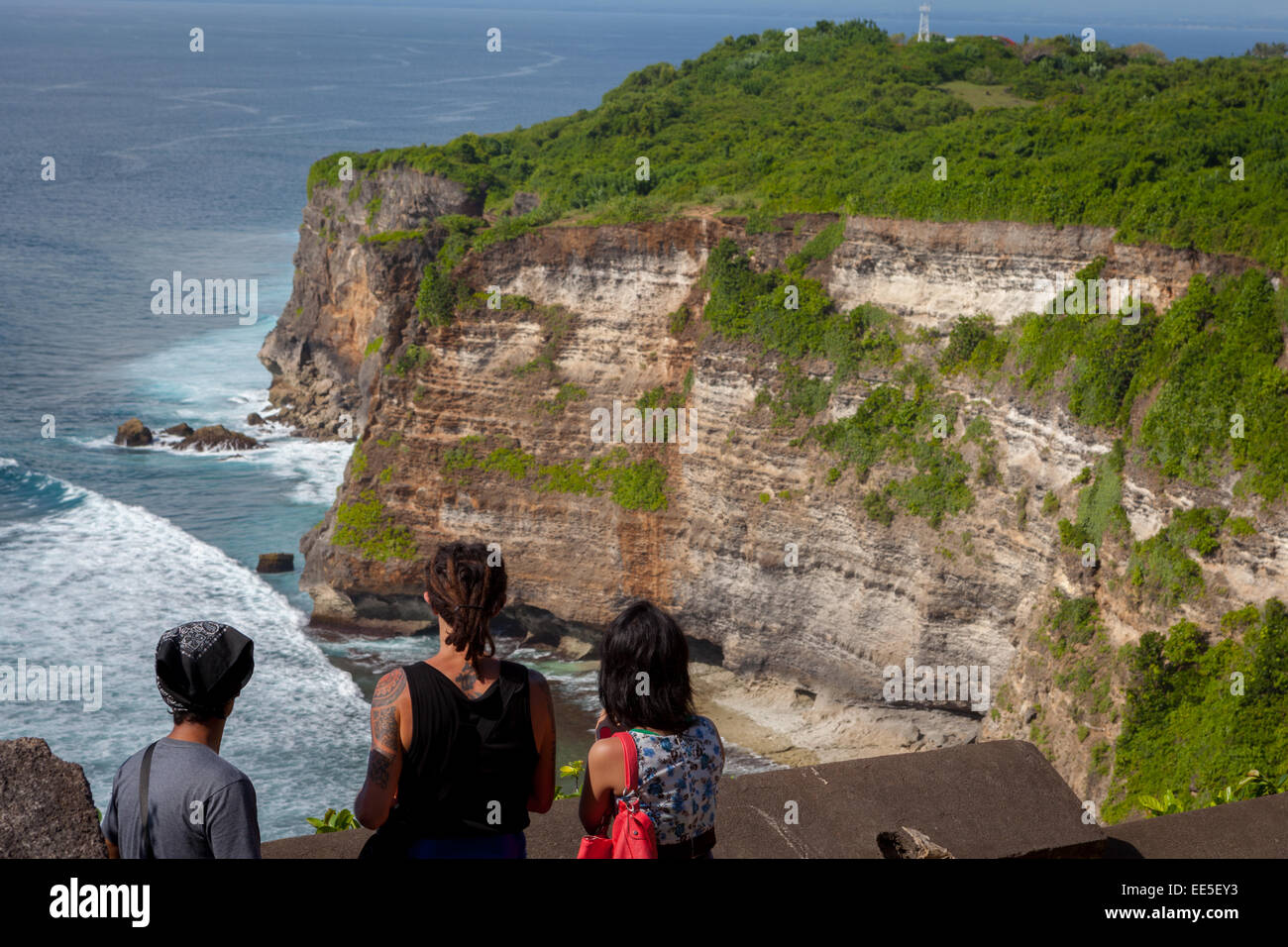 Turisti che si godono viste panoramiche di Uluwatu, Bali. Foto Stock