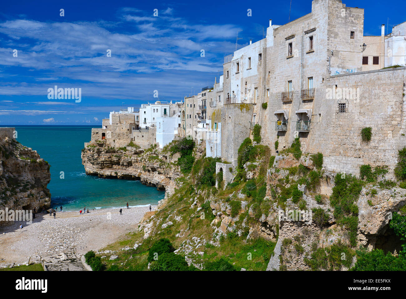 Italia Puglia Puglia Polignano a Mare la città vecchia e Cala Porta Beach conosciuto anche come Lama Monachile beach Foto Stock