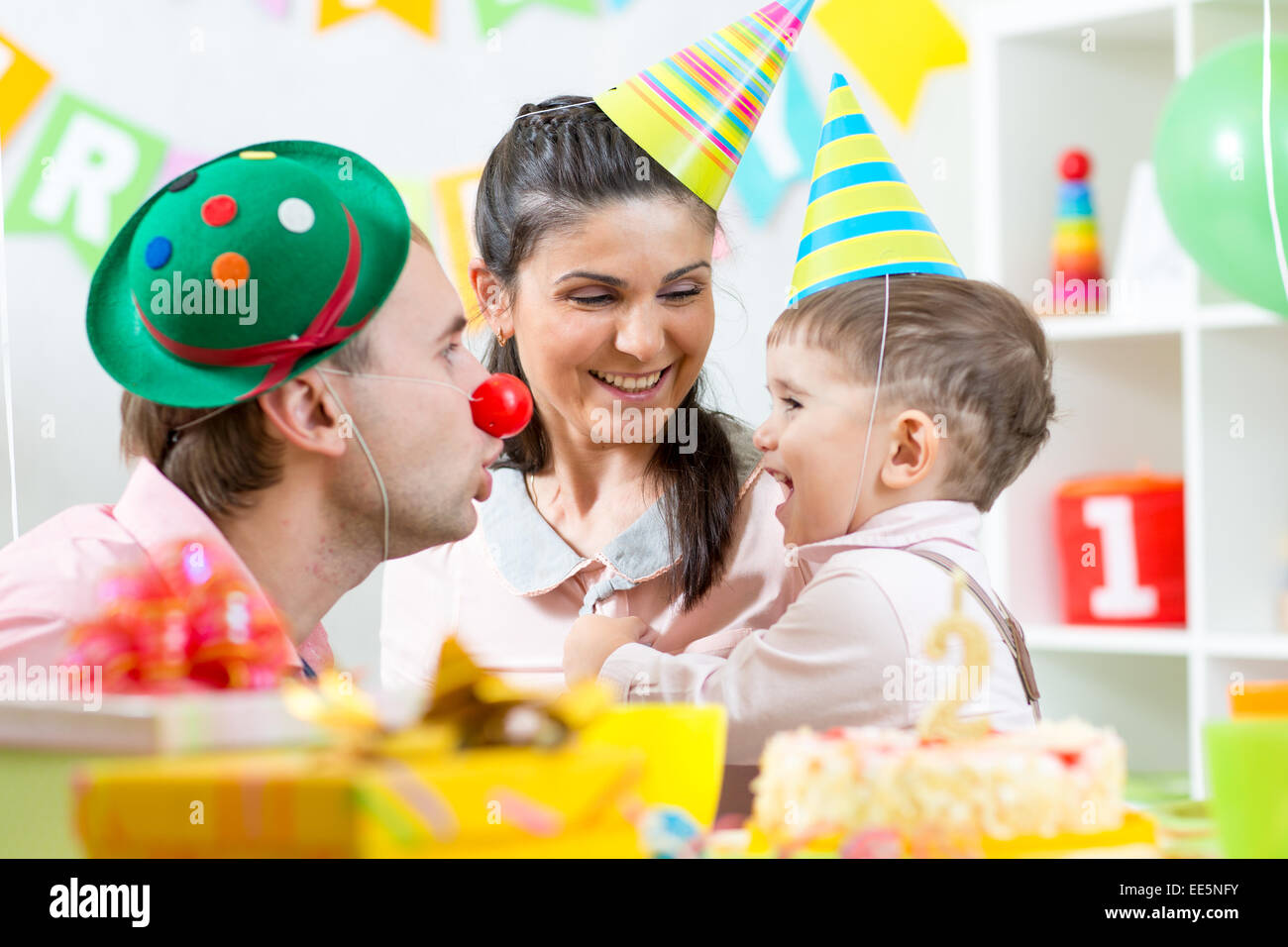 Famiglia hanno divertimento festeggia il compleanno del figlio bambino Foto Stock