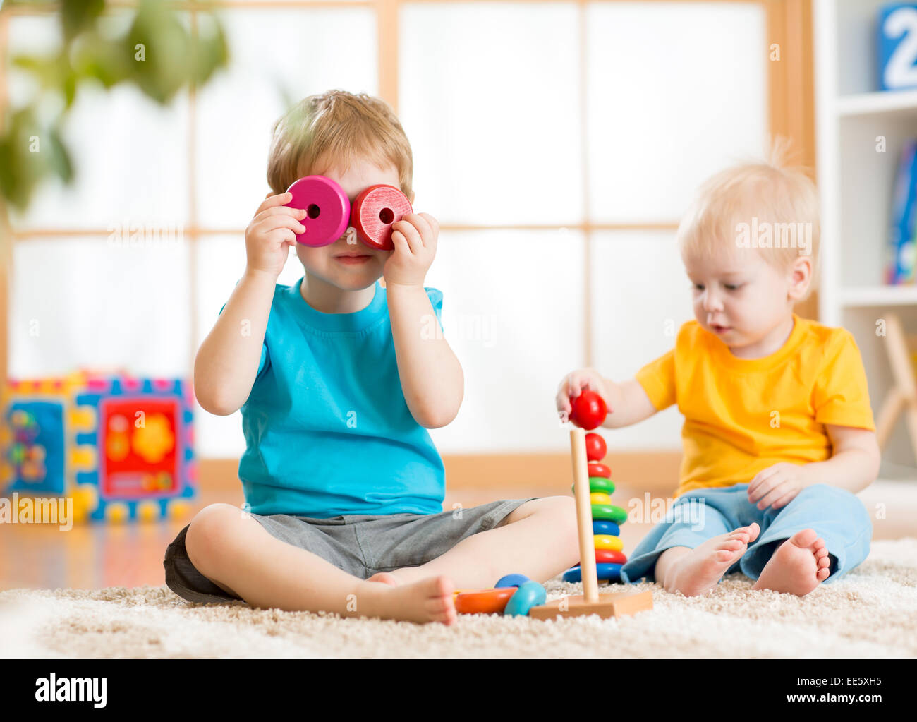 Bambini I ragazzi giocare con dei giocattoli educativi Foto Stock