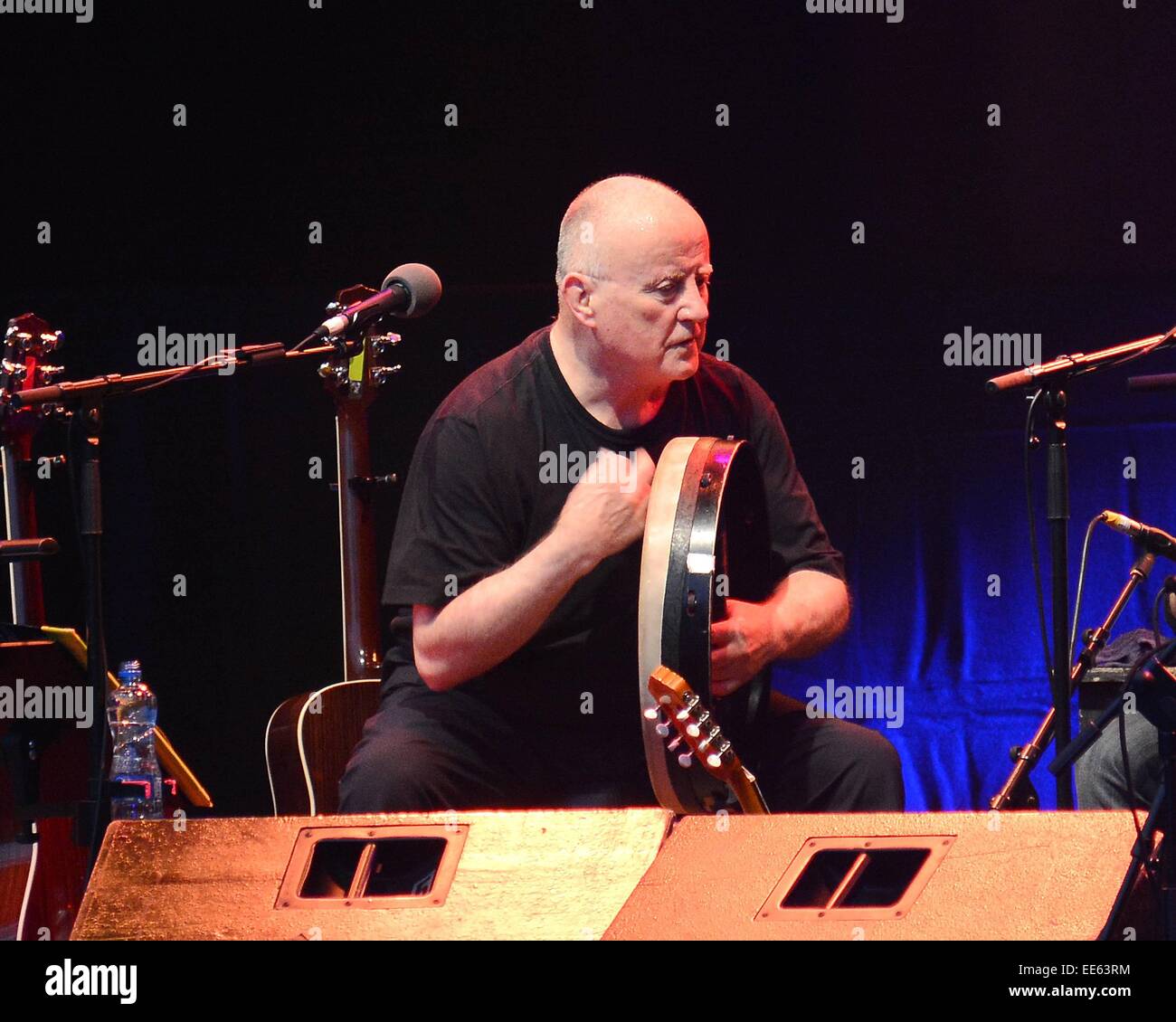 Christy Moore suona dal vivo a Giardini di Iveagh dotate: Christy Moore dove: Dublino, Irlanda quando: 11 Lug 2014 Foto Stock