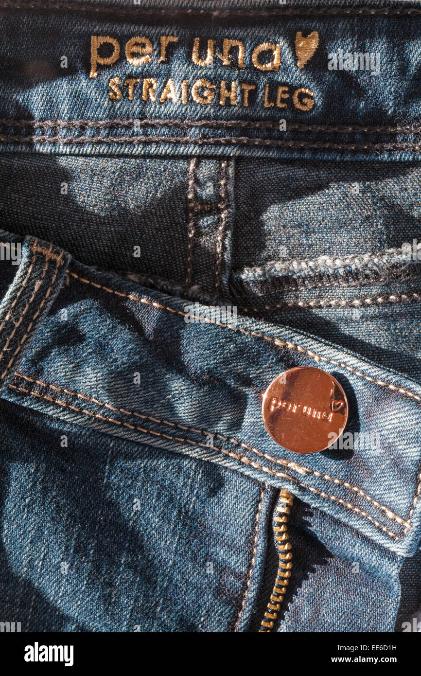 M&S per una gamba diritta - dettaglio in jeans denim con pulsante lucido Foto Stock
