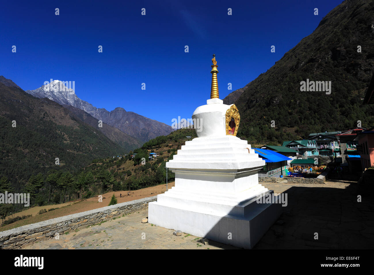 Stupa buddisti e bandiere di preghiera, Chineplung village, Parco Nazionale di Sagarmatha, Solukhumbu quartiere, regione di Khumbu, Nepal orientale Foto Stock