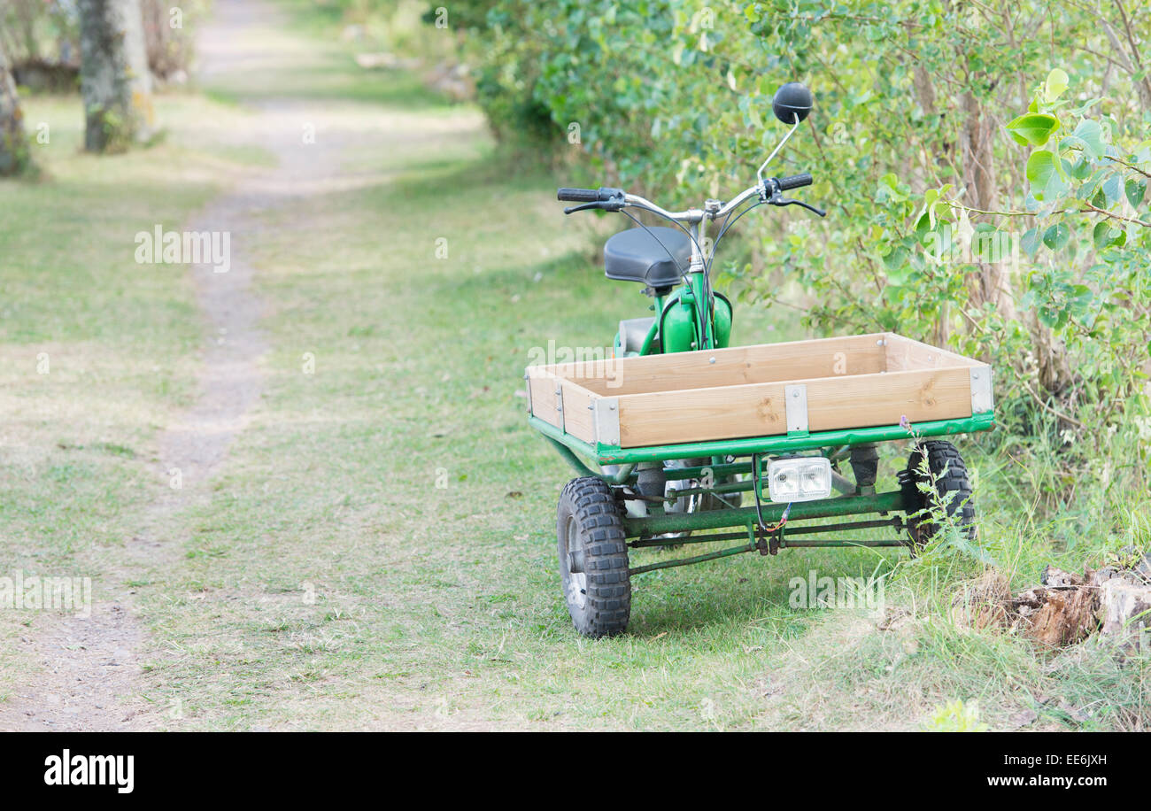 Piattaforma anteriore ciclomotore usato per la consegna su rurale strada sterrata in Svezia. Foto Stock